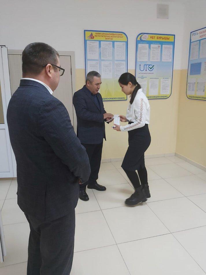 Бугін мектебімізде “PISA халықаралық зерттеуі “ өтті.Зерттеуге 15 жастағы 9-10 сыныптардан құралған 11 оқушы алғаш рет қатысып,өз білімдерін сынға салды.Оқушылардың тестке белсенді қатысқанына,зерттеудің сапалы ұйымдастырылғанына ақпараттық талдау ор